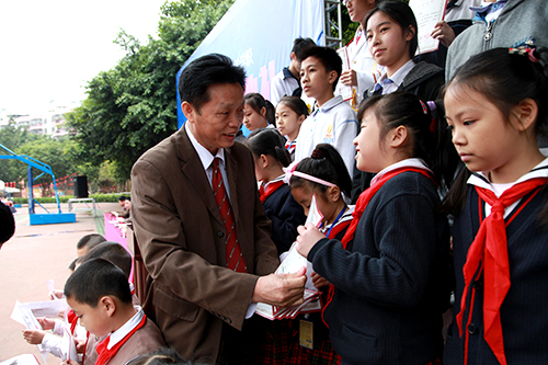 07、圖為開學(xué)典禮上戴桓標(biāo)校長(zhǎng)為學(xué)生頒發(fā)”遠(yuǎn)恒佳獎(jiǎng)學(xué)金“