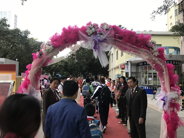 我去上學校，花兒對我笑——龍華中英文開學第一天秩序井然