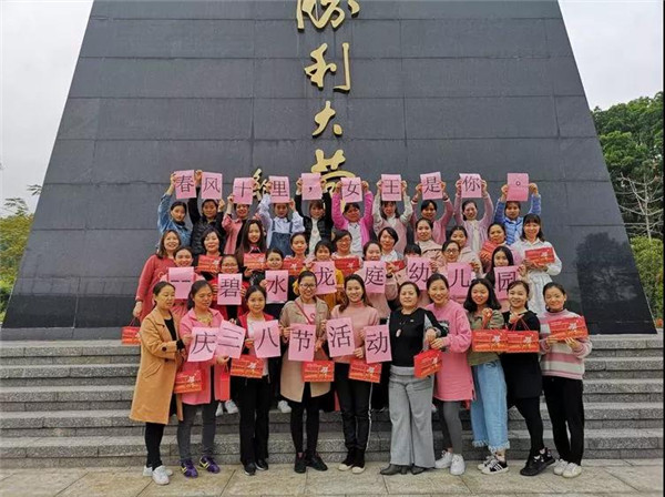 “春風十里，女王是我”——碧水龍庭幼兒園慶三八節(jié)活動
